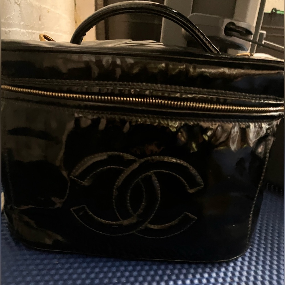 Chanel Vanity & Chanel KeyCharm - Picture 8 of 11